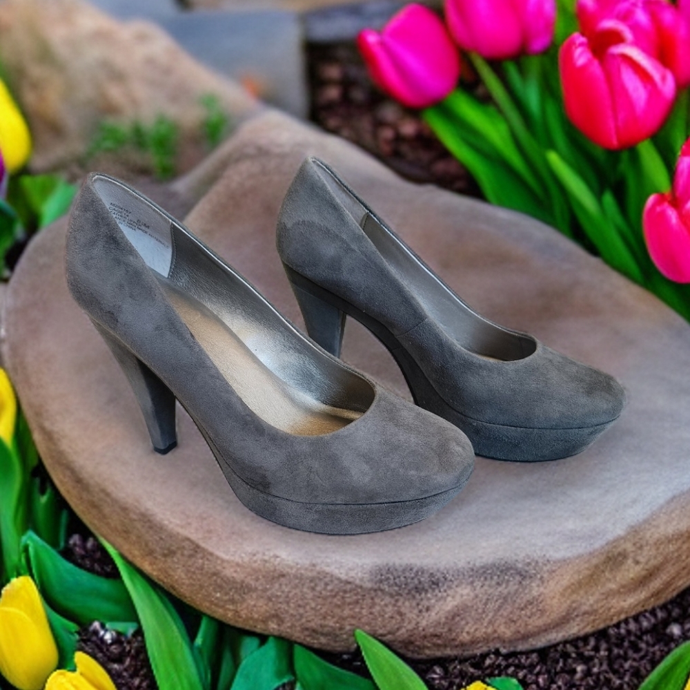 Me Too Gray Suede Platform Pumps SZ 8.5 M